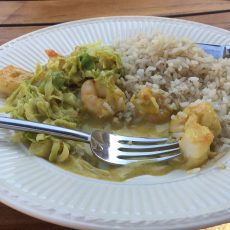Spitskool met groene curry, kokosmelk en gamba’s