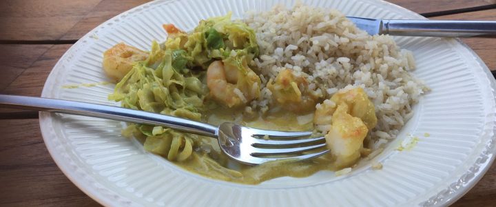 Spitskool met groene curry, kokosmelk en gamba’s