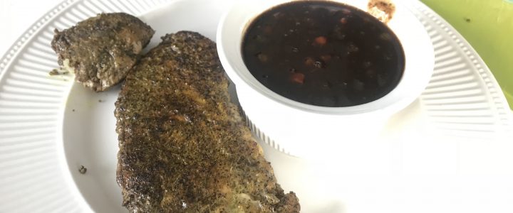 Varkenshaas met kerrie koffie korst en saus van appelstroop en piccalilli Varkenshaas met kerrie koffie korst en saus van appelstroop en piccalilli
